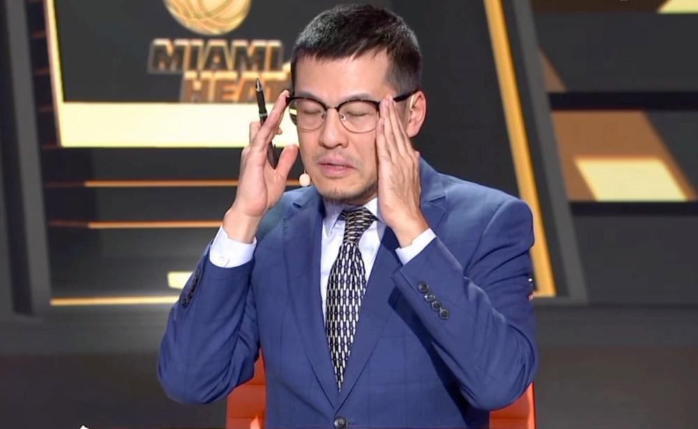 叶辰淡淡道：给我盯好那两个人，只要他们舔的认真、舔的干净，这件事就算了。